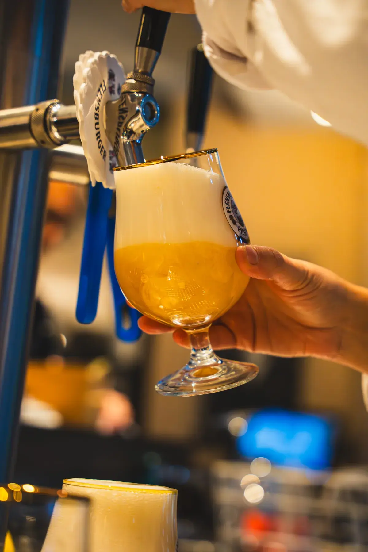 Frisch gezapftes Bier am Hahn