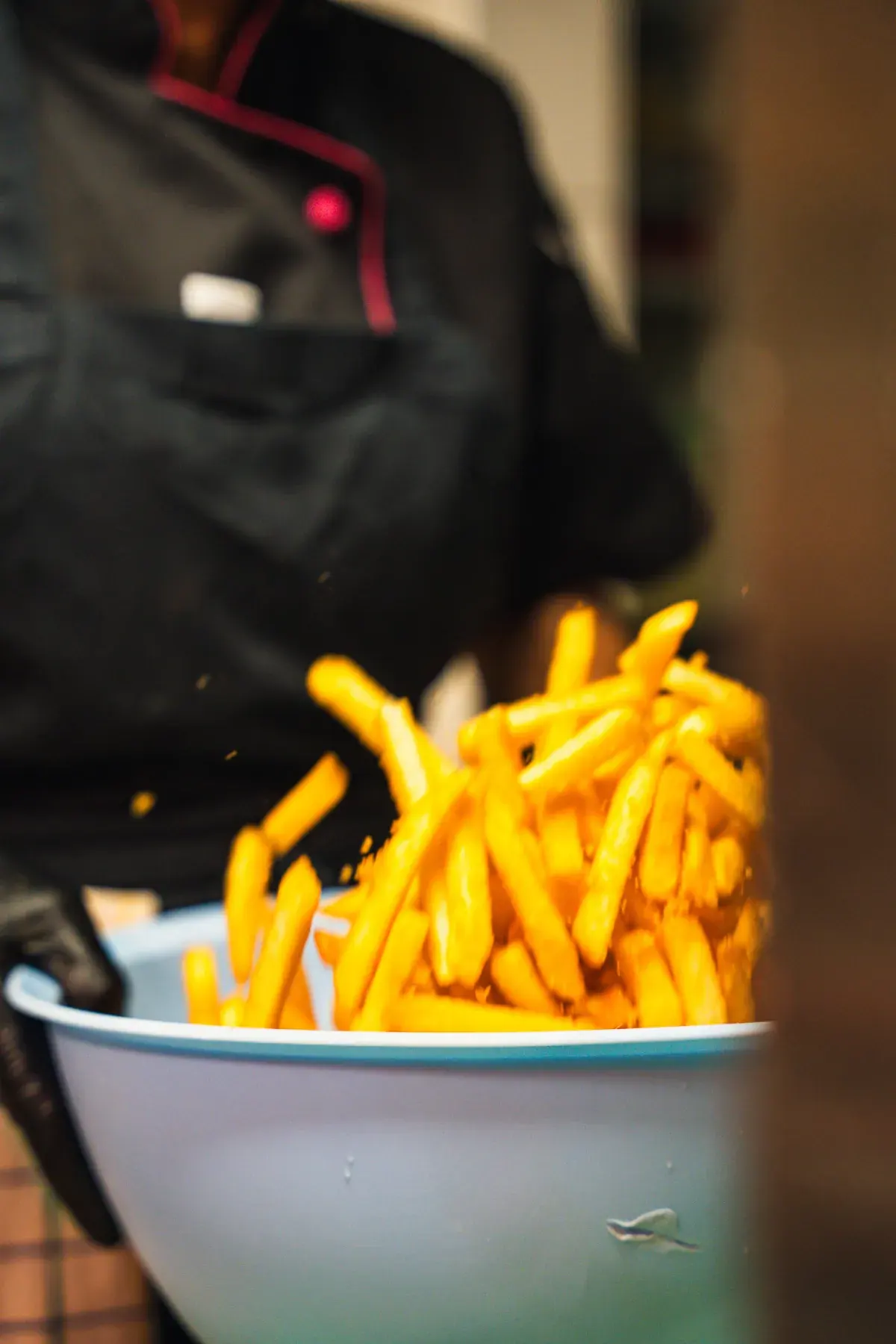 Frisch frittierte Pommes frites in der Schüssel