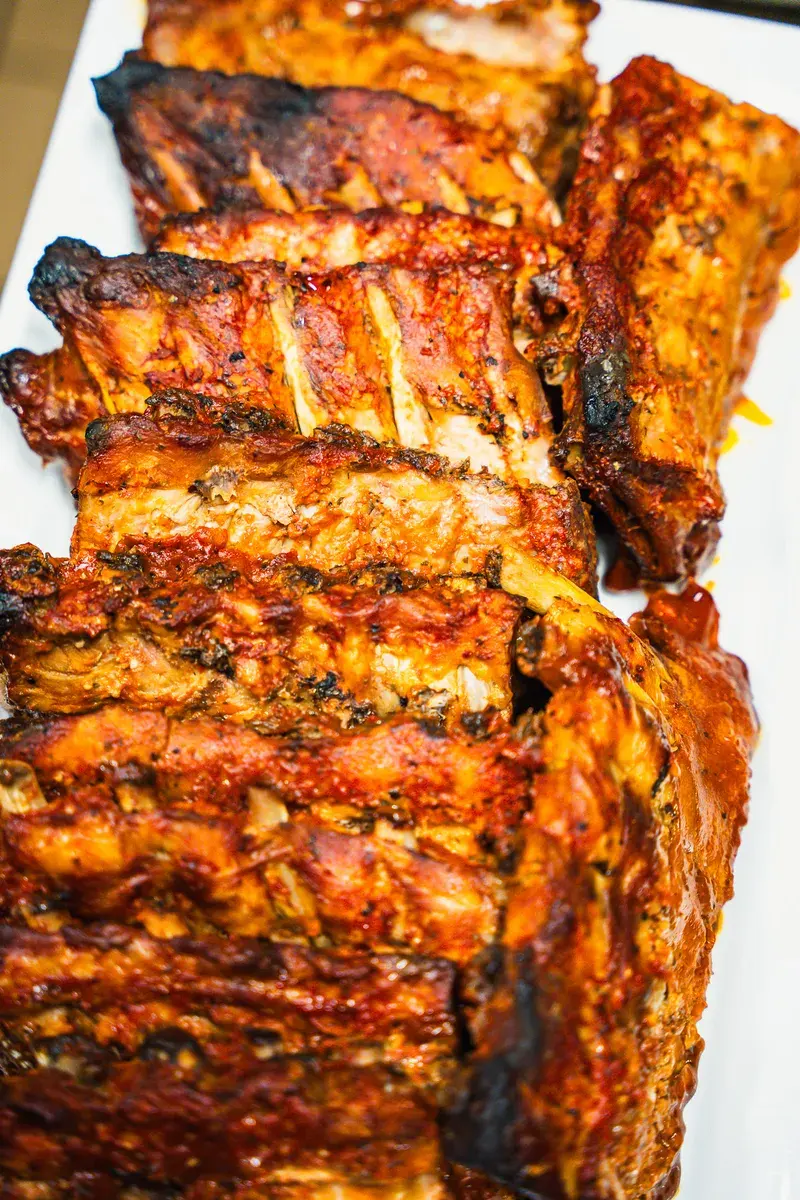 Ein großes Stück Spareribs mit krosser, glasierter Kruste