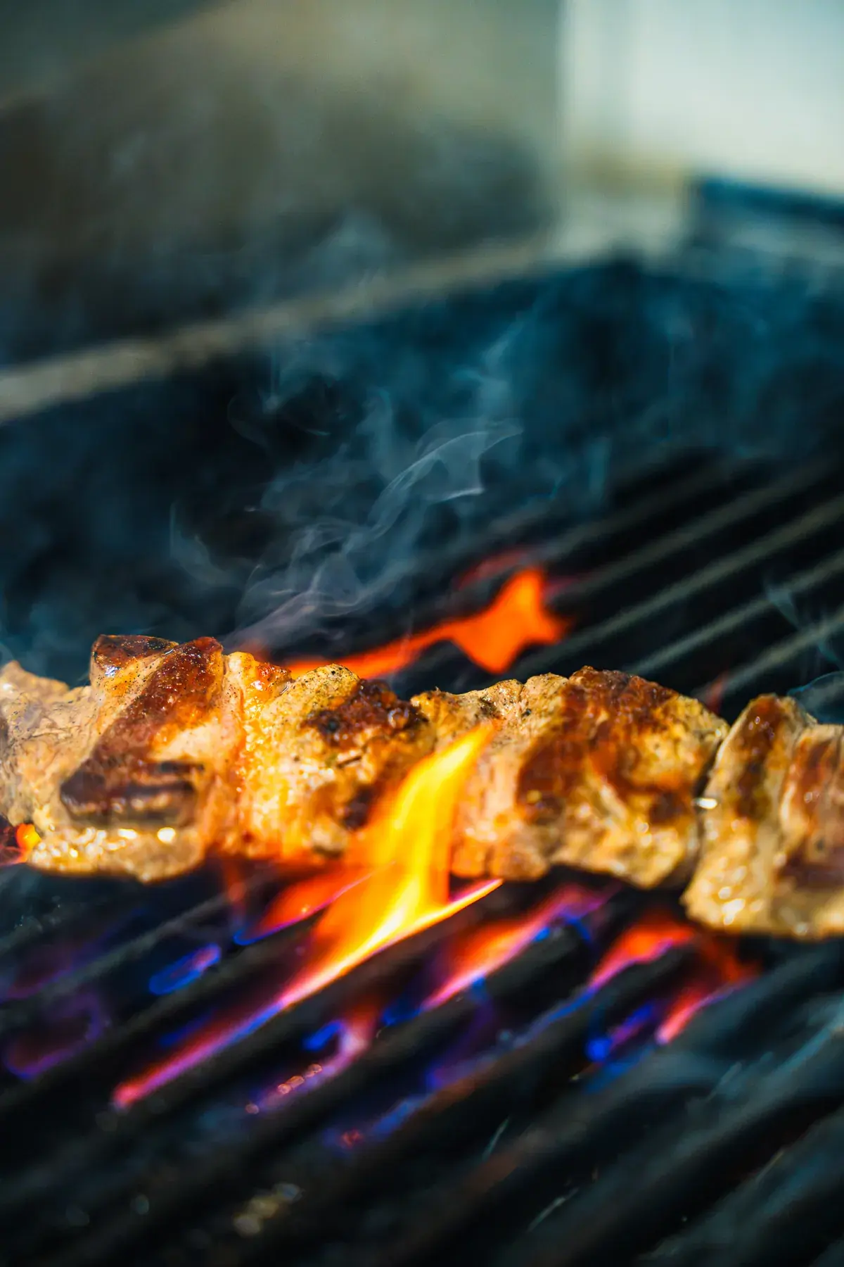 Fleischspieß über offener Flamme auf dem Grillrost
